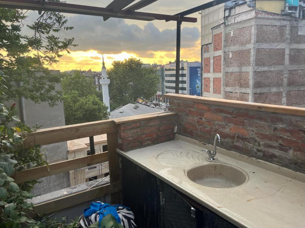 اسطنبول Central Apartment Kadikoy Terrace Bbq Close 2 Block Ferry Bull Metro Nighlife المظهر الخارجي الصورة